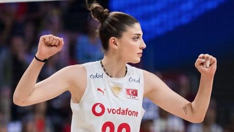 Milli voleybolcu İlkin Aydın, kampta sakatlandı