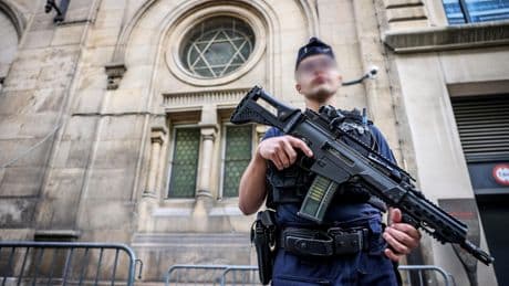 Retailleau demande une surveillance « renforcée » des « sites liés à la communauté juive »