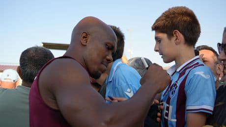 Trabzonspor'da futbolcular Erzurum'da taraftarla buluştu