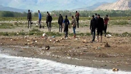 Önceden tekne ile geçiyorlardı; şimdi yaya olarak gidiyorlar