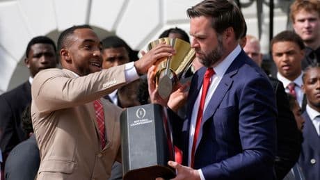 Missgeschick: JD Vance zerbricht Football-Pokal