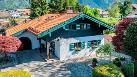 Prozess um ihr Anwesen - Monika Gruber fordert 3,2 Mio. wegen Schimmel-Haus