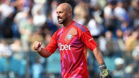 Pepe Reina anuncia su retirada como portero profesional y será entrenador
