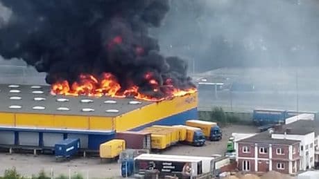 Riesige Rauchwolke - Feuer wütet im Hamburger Hafen
