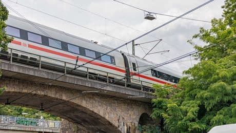 Zug steckte bei Köln auf Brücke fest - Reisende fünf Stunden in ICE gefangen