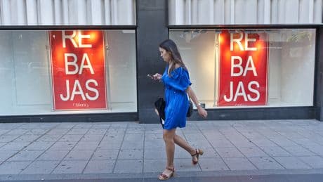 Las rebajas de verano disparan las compras impulsivas y las devoluciones, mientras cae el gasto medio