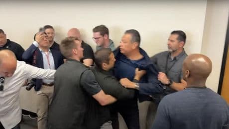 Expulsado a la fuerza y esposado un senador demócrata de una rueda de prensa de la secretaria de Seguridad Nacional de Trump