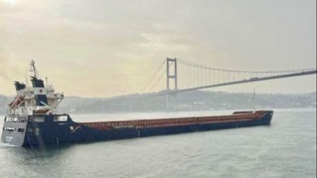 Boğazda dümen arızası yapan kuru yük gemisi kurtarıldı
