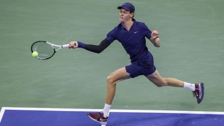 Genadeloze Jannik Sinner laat landgenoot Lorenzo Musetti kansloos in kwartfinale US Open