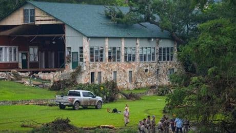 Inondations au Texas : « Nous n’abandonnons pas les recherches » pour retrouver 27 enfants portées disparues, déclare le gouverneur adjoint