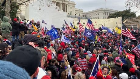 El candidato de Trump a la Oficina de Estadísticas Laborales fue grabado con los manifestantes en el asalto al Capitolio