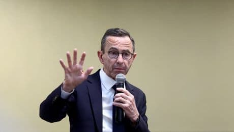 "Une grosse bourde": après le meurtre dans une mosquée, une partie de la droite dénonce "la lenteur" de Retailleau
