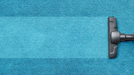Preis-Leistungs-Krimi: Was trennt den besten Staubsauger vom Spar-Sieger?