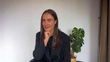Roser Gort, psicóloga del sueño: “Coger el móvil nada más despertarse es como meterse un McFlurry en vena, demasiada estimulación en un momento en el que el cerebro aún está activándose”