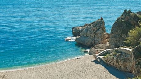 La mejor playa de Málaga, según la IA: una joya aislada de la Costa del Sol rodeada de acantilados