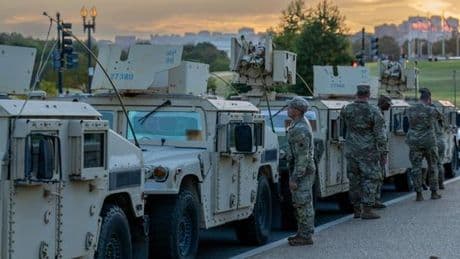 A Washington, les premiers militaires de la garde nationale déployés dans les rues après la prise de contrôle de la police par Donald Trump