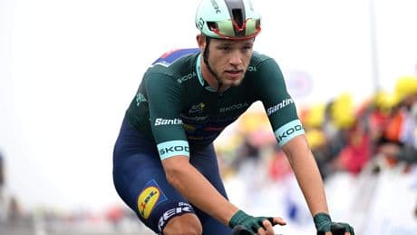 Jonathan Milan snelt in chaotische slotfase naar nieuwe zege in Tour de France