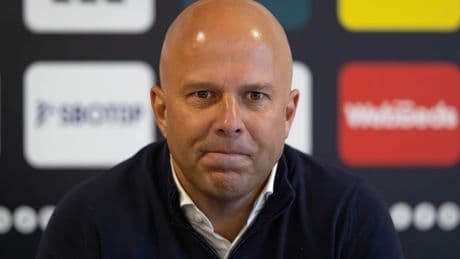 Liverpool-trainer Arne Slot ontwijkt vragen over Alexander Isak en krijgt lachers op zijn hand over nieuwe Italiaanse aanwinst: ’Het is een knappe kerel’
