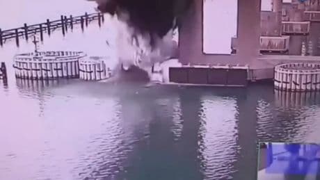 Ucrania afirma haber dañado con explosivos los cimientos del puente que une Crimea con Rusia