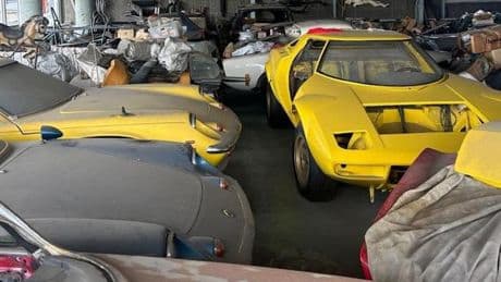 Decine di auto sportive abbandonate in una concessionaria fantasma in Giappone
