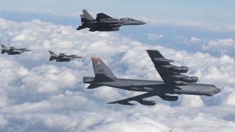 USA: B52-Bomber rammt fast Passagiermaschine