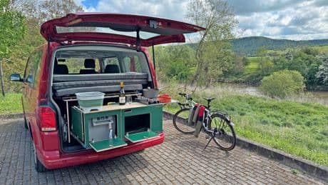 Übernachten im Bulli mit Sondereinbau