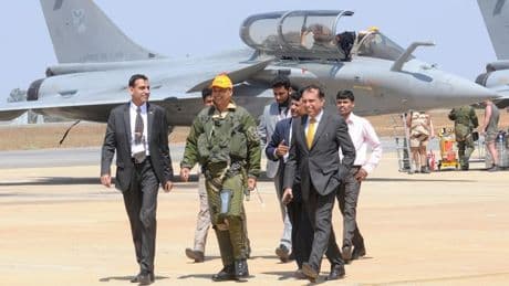 Pourquoi l'actrice Julie Gayet est entendue dans une étrange affaire de corruption concernant la vente d'avions Rafale à l'Inde