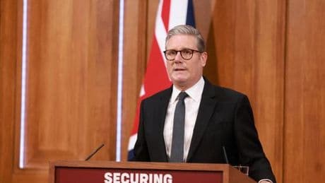 « Au Royaume-Uni, Keir Starmer singe le discours de la droite anti-immigration »