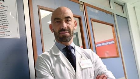 Bassetti minacciato di morte: «Vaccinatore infame». L'infettivologo: «Sembra di essere tornati indietro di 4 anni»