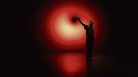 Festival d’Avignon : entre théâtre et breakdance, le  chorégraphe Mohamed Toukabri se perd dans la traduction avec « Every-Body-Knows… »