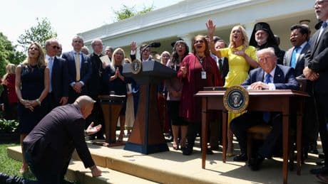 «Nous ramenons la religion dans notre pays» : Donald Trump fête la journée nationale de la prière entre «vierges» et «rêves divins»