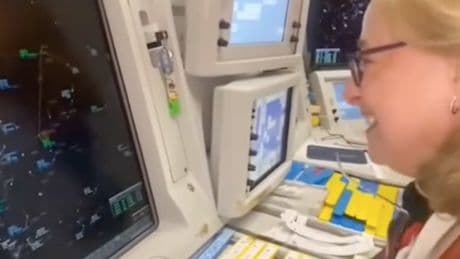 La emotiva sorpresa de un joven piloto a su madre controladora aérea el último día antes de su jubilación: “Gracias por ser nuestros ojos cuando estamos aquí arriba”