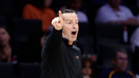 El hispano estadounidense Kenny Atkinson, elegido mejor entrenador del año de la NBA
