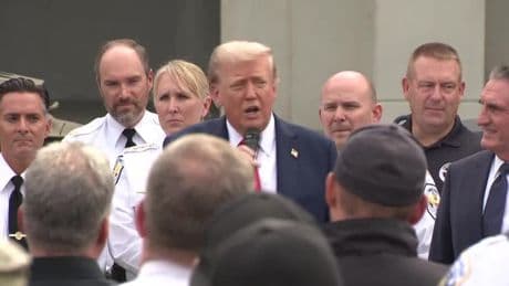 Trump schwärmt bei Sicherheitsrede plötzlich vom perfekten Rasen