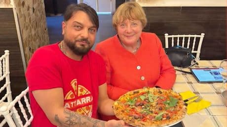 Angela Merkel privat: Was mag die Altkanzlerin auf der Pizza? Verdutzter Restaurantbesitzer verrät es