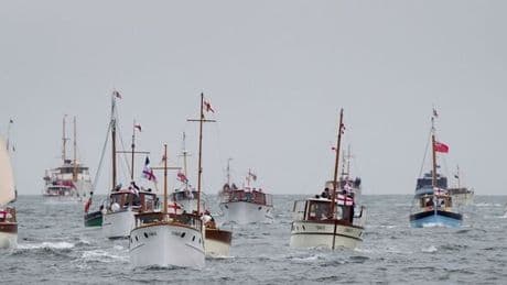Migrant boat ruins British WW2 memorial service in English Channel