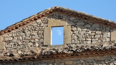 La luna visita el hostal del Bosch