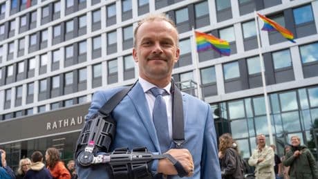 Kurz vor Amtsende: Neubrandenburgs OB lässt noch einmal Regenbogenfahne hissen