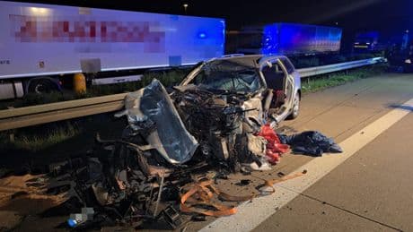 Tragische Kettenreaktion auf A2 - Autofahrer (64) nach Reifenplatzer schwer verletzt