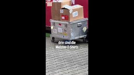 Bei Leipzig-Spiel - Bayerns Meister-Shirts entdeckt