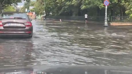 Bucarest, inundada tras dejar una tormenta en menos de una hora el equivalente a las precipitaciones de dos semanas
