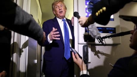 Trump exige la "rendición total" de Irán antes de "eliminar" a Jamenei y lanzar la bomba de las 13,5 toneladas por Israel
