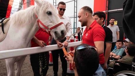 Hipodrom.com ve Türkiye Omurilik Felçlileri Derneği güçlerini birleştirdi: Atlar ve özel çocuklar arasında gönül köprüleri kuruldu