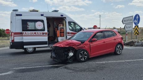Edirne'de çarpışan iki otomobildeki 3 kişi yaralandı