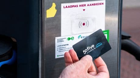 Fraude met laadpas elektrische auto’s blijkt doodeenvoudig: criminelen verhandelen codes op darkweb
