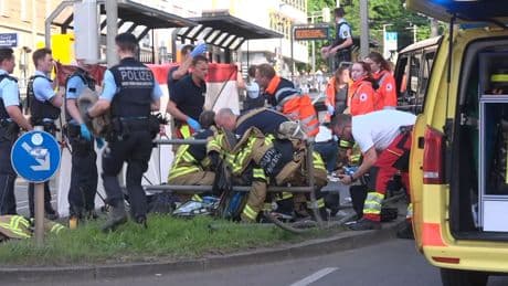 Auto rast in Menschenmenge - Rettern zeigt sich schreckliches Bild