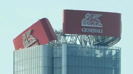 Insegna di Generali collassa sul grattacielo a Milano, pericolo crollo: evacuata la zona