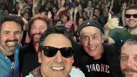 Ion Aramendi lo da todo en el escenario con su banda Pinone