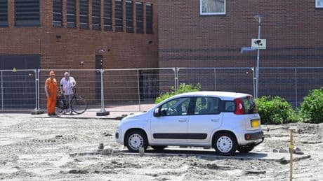 Verlaten auto trekt aandacht in Delfzijl na verdwijning parkeerplaats