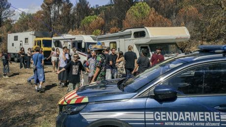 Aude : la rave party dans la zone touchée par l'incendie continue, «ça va mal finir» alerte le maire